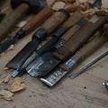 ¿Cómo afilar herramientas de carpintería con piedra o esmeriladora?