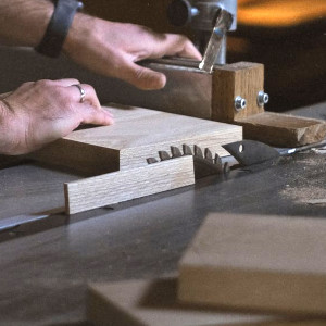 corte de madera en una sierra de mesa