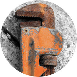 ¿Qué es una llave grifa o Stillson y para qué sirve? detalle de una llave de fontanería grifa tipo Stillson