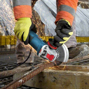 trabajador de la construcción cortando ferralla con una radial profesional